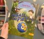 „Ein Ball für Piet“ von Pascal Hens und Kristina Scharmacher-Schreiber, mit Bildern von Verena Schulz, erschienen bei Edel Kids Books