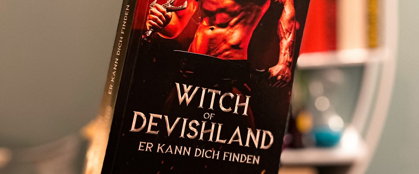 „Witch of Devishland: Er kann dich finden (Fire and Desire, Band 1)“ von Lara Kalenborn, erschienen bei Cherry Publishing