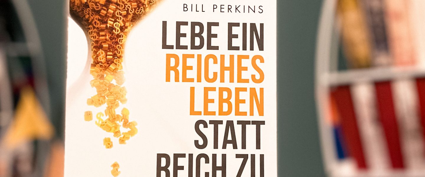 „Lebe ein reiches Leben statt reich zu sterben“ von Bill Perkins, übersetzt von Thomas Gilbert, erschienen bei free your mind im FinanzBuch Verlag (FBV)