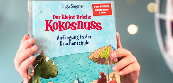 „Der kleine Drache Kokosnuss – Aufregung in der Drachenschule“ von Ingo Siegner, erschienen bei cbj Kinder- und Jugendbuchverlag