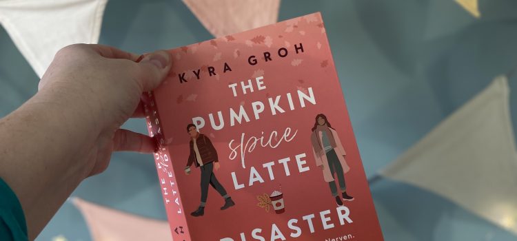 „The Pumpkin Spice Latte Disaster“ von Kyra Groh, erschienen bei Forever ᵘⁿᵇᵉᶻᵃʰˡᵗᵉ ᵂᵉʳᵇᵘⁿᵍ, ᴿᵉᶻᵉⁿˢⁱᵒⁿˢᵉˣᵉᵐᵖˡᵃʳ