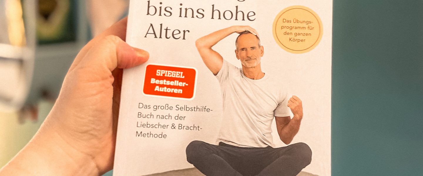 „Schmerzfrei und beweglich bis ins hohe Alter“ von Roland Liebscher-Bracht und Dr. med. Petra Bracht, erschienen bei Mosaik