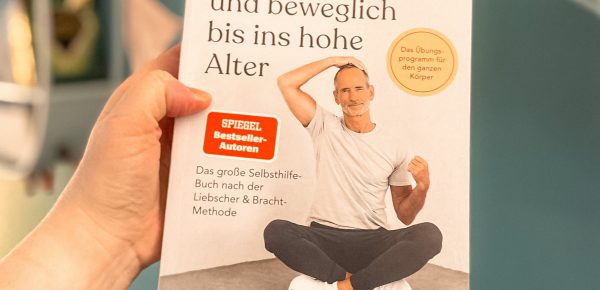 „Schmerzfrei und beweglich bis ins hohe Alter“ von Roland Liebscher-Bracht und Dr. med. Petra Bracht, erschienen bei Mosaik