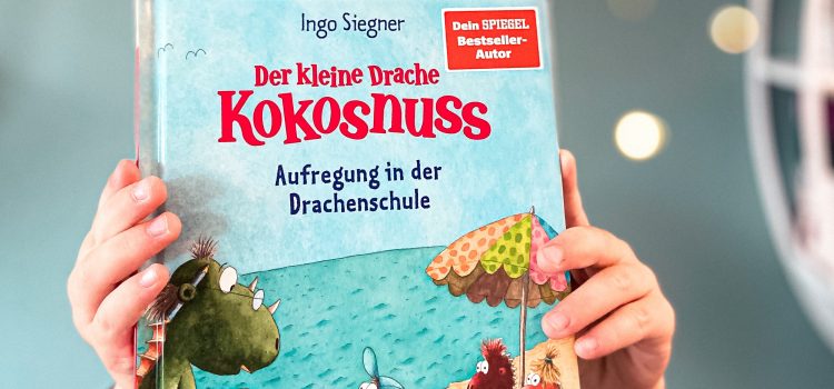 „Der kleine Drache Kokosnuss – Aufregung in der Drachenschule“ von Ingo Siegner, erschienen bei cbj Kinder- und Jugendbuchverlag