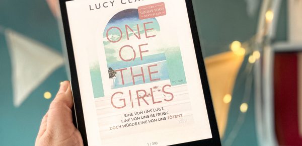 „One of the girls“ von Lucy Clarke, übersetzt von Urban Hofstetter, erschienen am 20.04.2023 bei dtv, 432 Seiten ᵘⁿᵇᵉᶻᵃʰˡᵗᵉ ᵂᵉʳᵇᵘⁿᵍ, ˢᵉˡᵇˢᵗ ᵍᵉᵏᵃᵘᶠᵗ