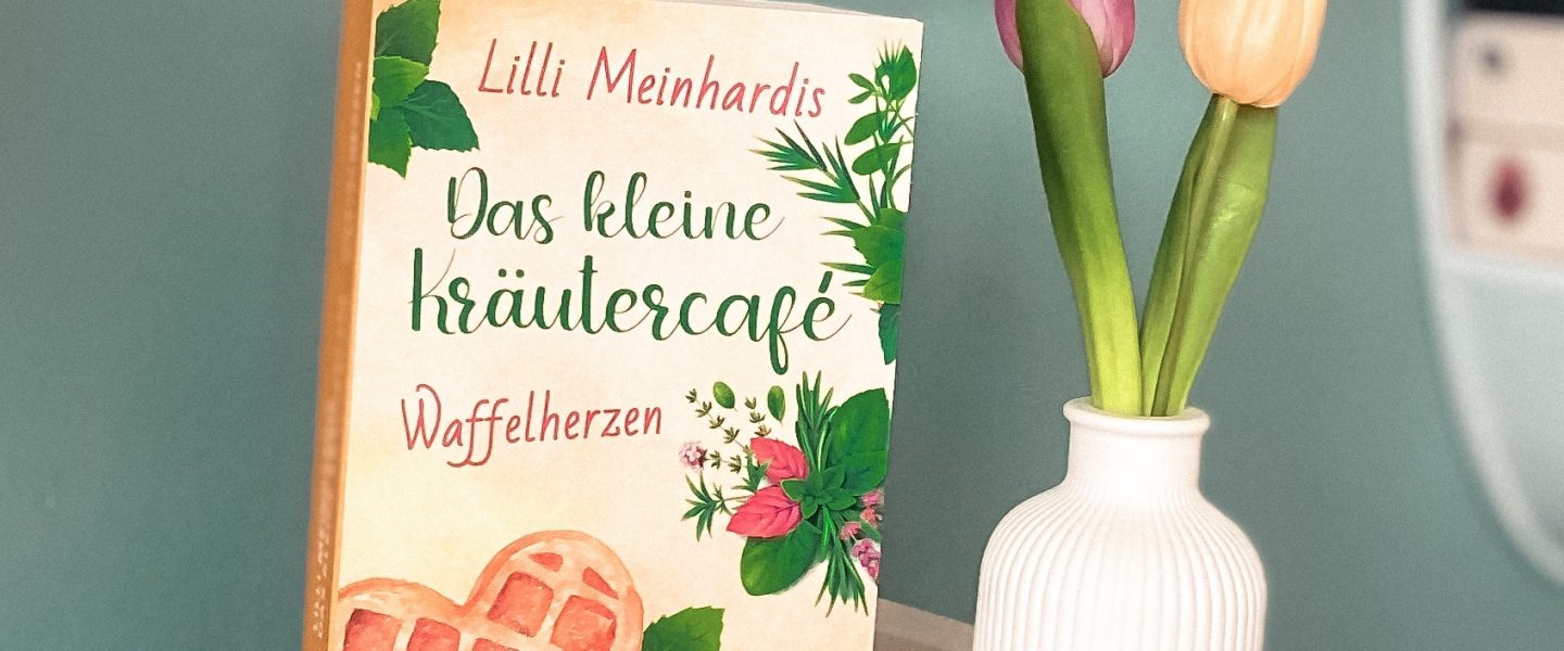 „Das kleine Kräutercafé — Waffelherzen“ von Lilli Meinhardis, erschienen bei Piper ᵘⁿᵇᵉᶻᵃʰˡᵗᵉ ᵂᵉʳᵇᵘⁿᵍ, ᴿᵉᶻᵉⁿˢⁱᵒⁿˢᵉˣᵉᵐᵖˡᵃʳ