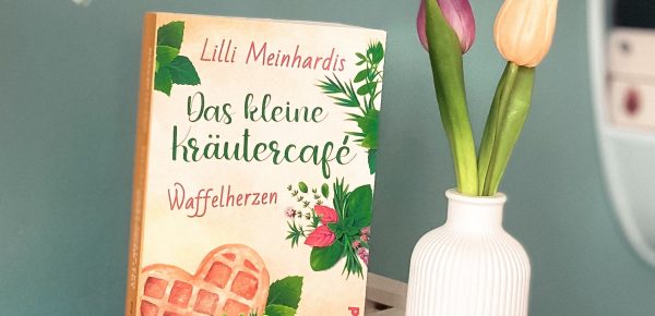 „Das kleine Kräutercafé — Waffelherzen“ von Lilli Meinhardis, erschienen bei Piper ᵘⁿᵇᵉᶻᵃʰˡᵗᵉ ᵂᵉʳᵇᵘⁿᵍ, ᴿᵉᶻᵉⁿˢⁱᵒⁿˢᵉˣᵉᵐᵖˡᵃʳ