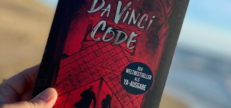 „Der Da Vinci Code“ von Dan Brown in der Jugendbuchausgabe, übersetzt von Piet van Poll und erschienen im One Verlag ᵘⁿᵇᵉᶻᵃʰˡᵗᵉ ᵂᵉʳᵇᵘⁿᵍ, ᴿᵉᶻᵉⁿˢⁱᵒⁿˢᵉˣᵉᵐᵖˡᵃʳ