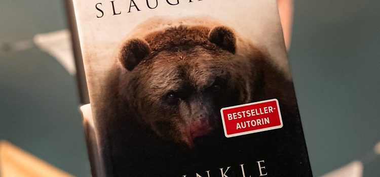 „Dunkle Sühne“ von Karin Slaughter, erschienen bei Harper Collins ᵘⁿᵇᵉᶻᵃʰˡᵗᵉ ᵂᵉʳᵇᵘⁿᵍ, ᴿᵉᶻᵉⁿˢⁱᵒⁿˢᵉˣᵉᵐᵖˡᵃʳ