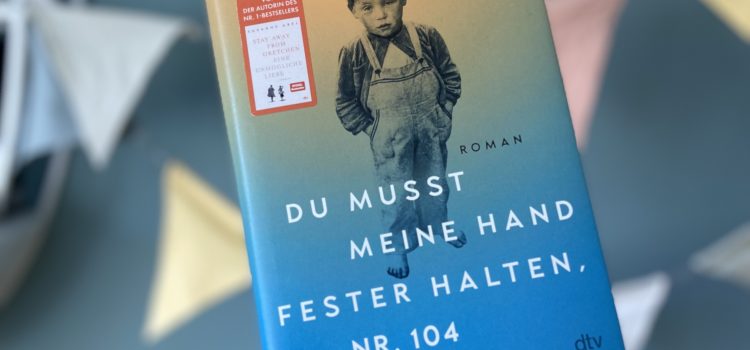„Du musst meine Hand fester halten Nr. 104“ von Susanne Abel, erschienen bei dtv ᵘⁿᵇᵉᶻᵃʰˡᵗᵉ ᵂᵉʳᵇᵘⁿᵍ, ᴿᵉᶻᵉⁿˢⁱᵒⁿˢᵉˣᵉᵐᵖˡᵃʳ