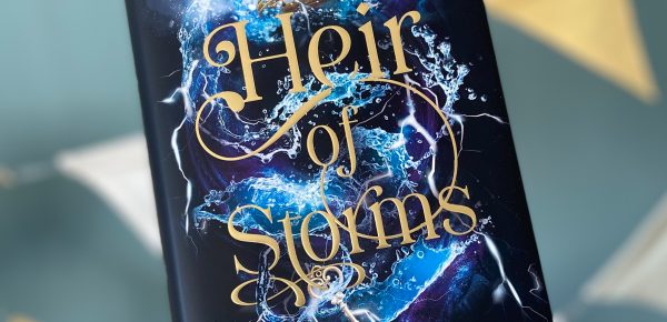 „Heir of Storms“ von Lauryn Hamilton Murray, erschienen bei cbj und übersetzt von Petra Koob-Pawis ᵘⁿᵇᵉᶻᵃʰˡᵗᵉ ᵂᵉʳᵇᵘⁿᵍ, ᴿᵉᶻᵉⁿˢⁱᵒⁿˢᵉˣᵉᵐᵖˡᵃʳ
