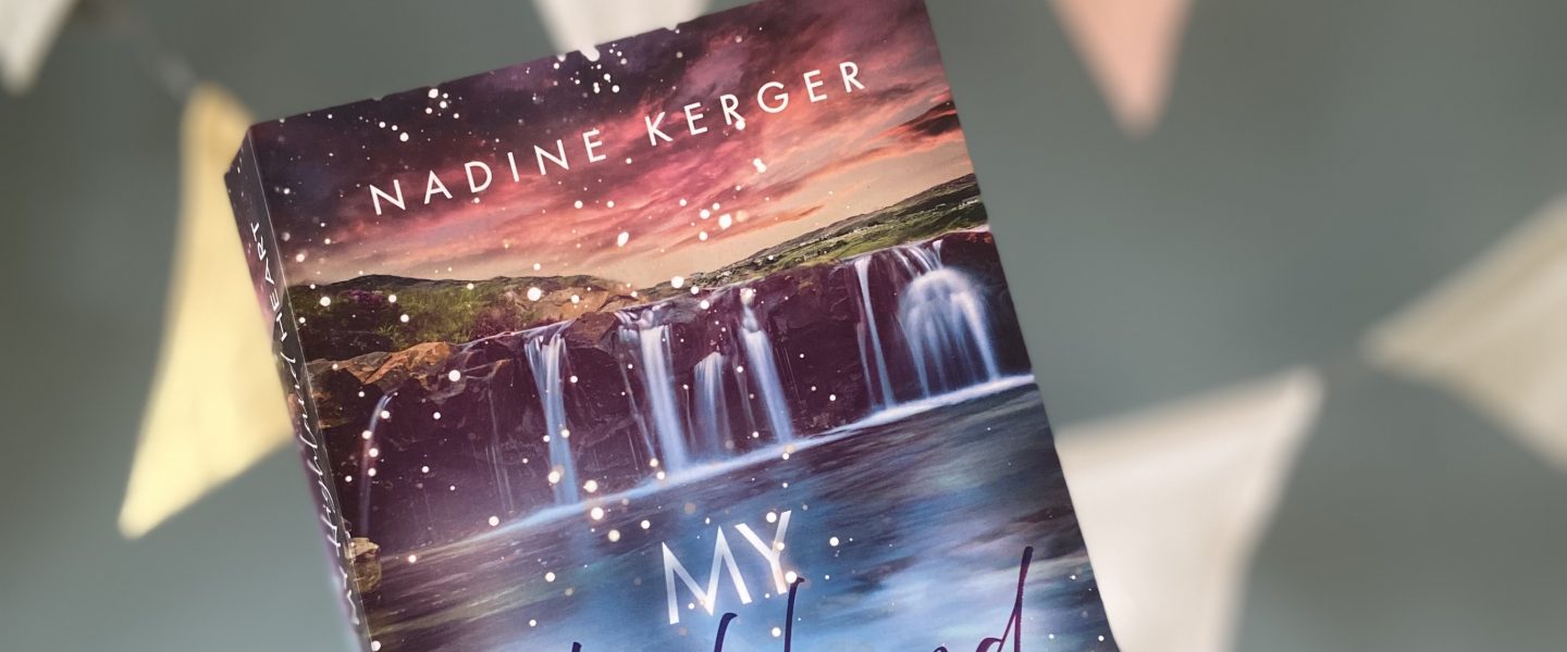 „My Highland Heart“ von Nadine Kerger, erschienen bei Goldmann ᵘⁿᵇᵉᶻᵃʰˡᵗᵉ ᵂᵉʳᵇᵘⁿᵍ, ᴿᵉᶻᵉⁿˢⁱᵒⁿˢᵉˣᵉᵐᵖˡᵃʳ