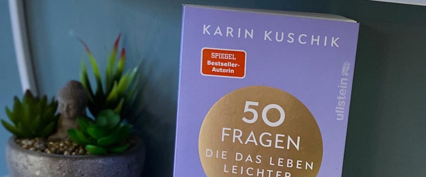 „50 Fragen, die das Leben leichter machen — Wie durch kluge Selbstführung ganz nebenbei Klarheit entsteht“ von Karin Kuschik, erschienen bei Ullstein ᵘⁿᵇᵉᶻᵃʰˡᵗᵉ ᵂᵉʳᵇᵘⁿᵍ, ᴿᵉᶻᵉⁿˢⁱᵒⁿˢᵉˣᵉᵐᵖˡᵃʳ