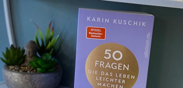 „50 Fragen, die das Leben leichter machen — Wie durch kluge Selbstführung ganz nebenbei Klarheit entsteht“ von Karin Kuschik, erschienen bei Ullstein ᵘⁿᵇᵉᶻᵃʰˡᵗᵉ ᵂᵉʳᵇᵘⁿᵍ, ᴿᵉᶻᵉⁿˢⁱᵒⁿˢᵉˣᵉᵐᵖˡᵃʳ
