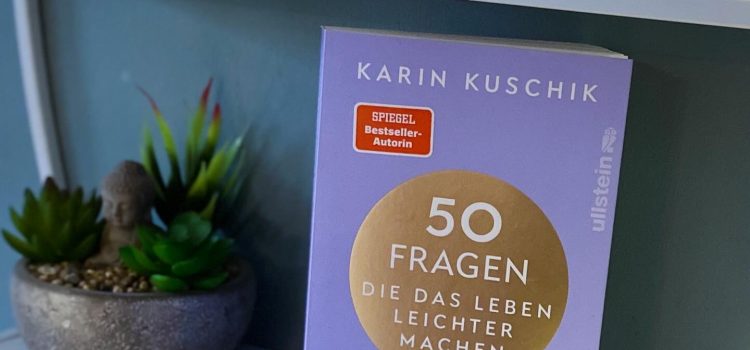 „50 Fragen, die das Leben leichter machen — Wie durch kluge Selbstführung ganz nebenbei Klarheit entsteht“ von Karin Kuschik, erschienen bei Ullstein ᵘⁿᵇᵉᶻᵃʰˡᵗᵉ ᵂᵉʳᵇᵘⁿᵍ, ᴿᵉᶻᵉⁿˢⁱᵒⁿˢᵉˣᵉᵐᵖˡᵃʳ