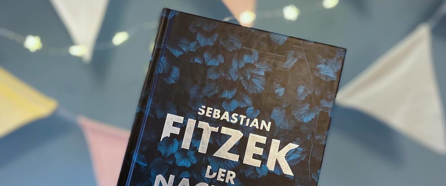„Der Nachbar“ von Sebastian Fitzek, erschienen bei Droemer ᵘⁿᵇᵉᶻᵃʰˡᵗᵉ ᵂᵉʳᵇᵘⁿᵍ, ᴿᵉᶻᵉⁿˢⁱᵒⁿˢᵉˣᵉᵐᵖˡᵃʳ