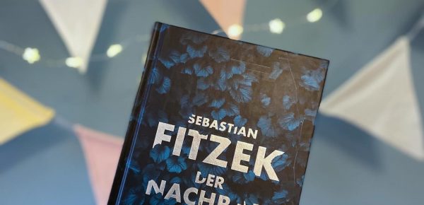 „Der Nachbar“ von Sebastian Fitzek, erschienen bei Droemer ᵘⁿᵇᵉᶻᵃʰˡᵗᵉ ᵂᵉʳᵇᵘⁿᵍ, ᴿᵉᶻᵉⁿˢⁱᵒⁿˢᵉˣᵉᵐᵖˡᵃʳ