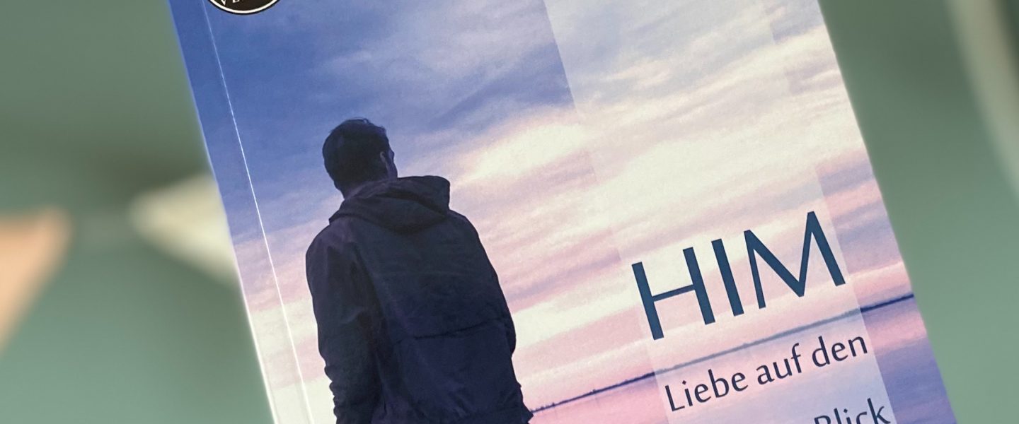 „Him – Liebe auf den zweiten Blick“ von Marc Stroot, erschienen im Ashera Verlag ᵘⁿᵇᵉᶻᵃʰˡᵗᵉ ᵂᵉʳᵇᵘⁿᵍ, ᴿᵉᶻᵉⁿˢⁱᵒⁿˢᵉˣᵉᵐᵖˡᵃʳ