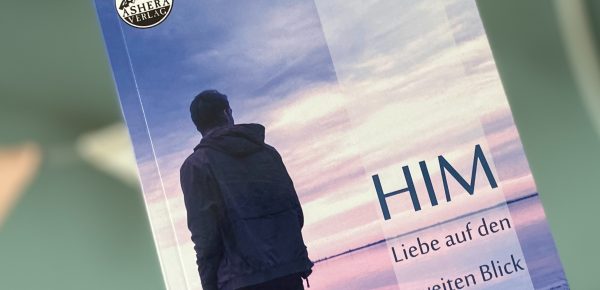 „Him – Liebe auf den zweiten Blick“ von Marc Stroot, erschienen im Ashera Verlag ᵘⁿᵇᵉᶻᵃʰˡᵗᵉ ᵂᵉʳᵇᵘⁿᵍ, ᴿᵉᶻᵉⁿˢⁱᵒⁿˢᵉˣᵉᵐᵖˡᵃʳ