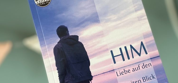 „Him – Liebe auf den zweiten Blick“ von Marc Stroot, erschienen im Ashera Verlag ᵘⁿᵇᵉᶻᵃʰˡᵗᵉ ᵂᵉʳᵇᵘⁿᵍ, ᴿᵉᶻᵉⁿˢⁱᵒⁿˢᵉˣᵉᵐᵖˡᵃʳ