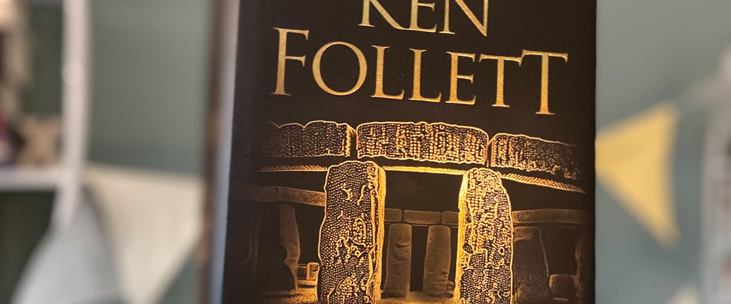 „Stonehenge — Die Kathedrale der Zeit“ von Ken Follett, übersetzt von Rainer Schumacher und Dietmar Schmidt, erschienen bei Lübbe ᵘⁿᵇᵉᶻᵃʰˡᵗᵉ ᵂᵉʳᵇᵘⁿᵍ, ᴿᵉᶻᵉⁿˢⁱᵒⁿˢᵉˣᵉᵐᵖˡᵃʳ