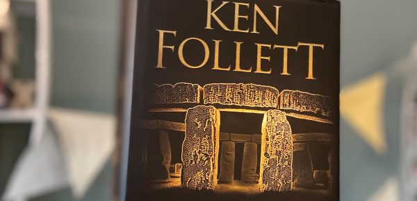 „Stonehenge — Die Kathedrale der Zeit“ von Ken Follett, übersetzt von Rainer Schumacher und Dietmar Schmidt, erschienen bei Lübbe ᵘⁿᵇᵉᶻᵃʰˡᵗᵉ ᵂᵉʳᵇᵘⁿᵍ, ᴿᵉᶻᵉⁿˢⁱᵒⁿˢᵉˣᵉᵐᵖˡᵃʳ