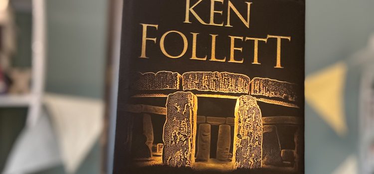 „Stonehenge — Die Kathedrale der Zeit“ von Ken Follett, übersetzt von Rainer Schumacher und Dietmar Schmidt, erschienen bei Lübbe ᵘⁿᵇᵉᶻᵃʰˡᵗᵉ ᵂᵉʳᵇᵘⁿᵍ, ᴿᵉᶻᵉⁿˢⁱᵒⁿˢᵉˣᵉᵐᵖˡᵃʳ