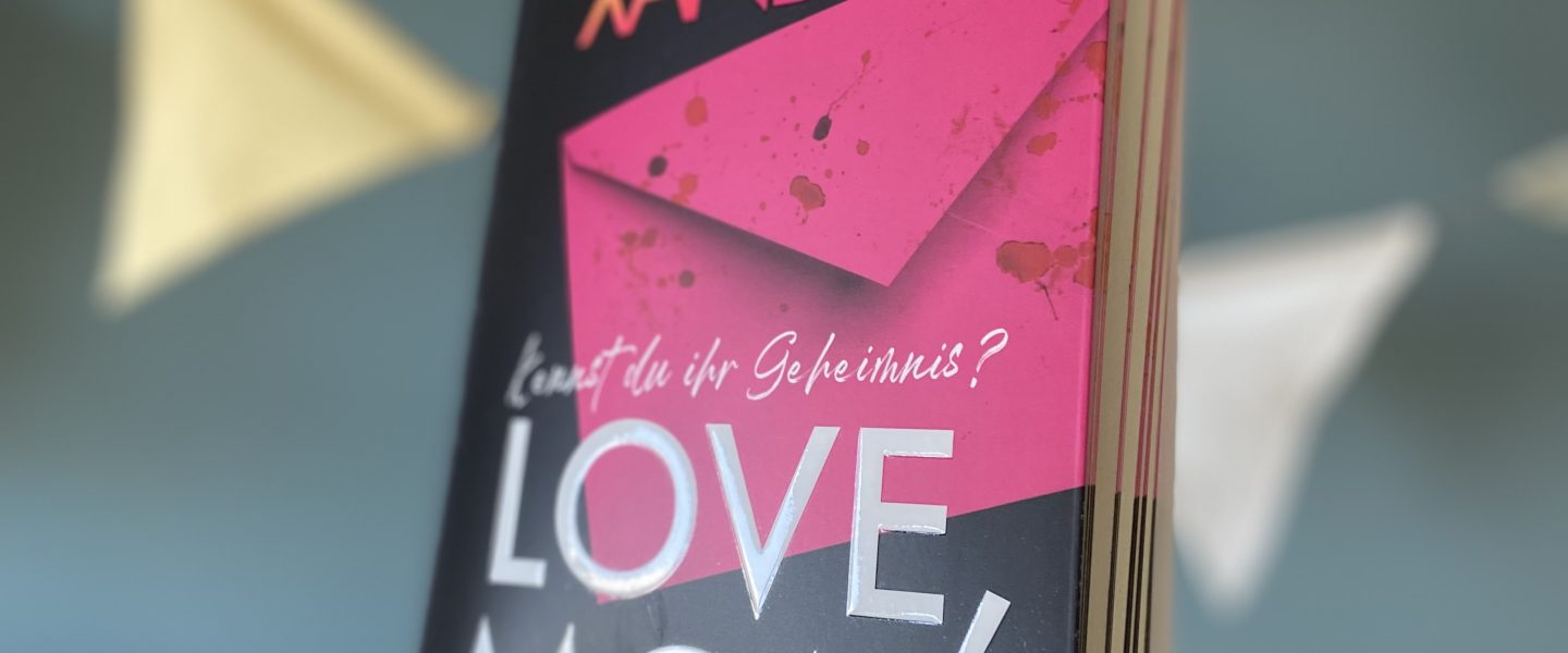 „Love, Mom“ von Iliana Xander, erschienen bei Heyne (übersetzt von Karlheinz Dürr, Carmen Ruderer, Heike Schlatterer) ᵘⁿᵇᵉᶻᵃʰˡᵗᵉ ᵂᵉʳᵇᵘⁿᵍ, ᴿᵉᶻᵉⁿˢⁱᵒⁿˢᵉˣᵉᵐᵖˡᵃʳ