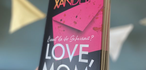 „Love, Mom“ von Iliana Xander, erschienen bei Heyne (übersetzt von Karlheinz Dürr, Carmen Ruderer, Heike Schlatterer) ᵘⁿᵇᵉᶻᵃʰˡᵗᵉ ᵂᵉʳᵇᵘⁿᵍ, ᴿᵉᶻᵉⁿˢⁱᵒⁿˢᵉˣᵉᵐᵖˡᵃʳ