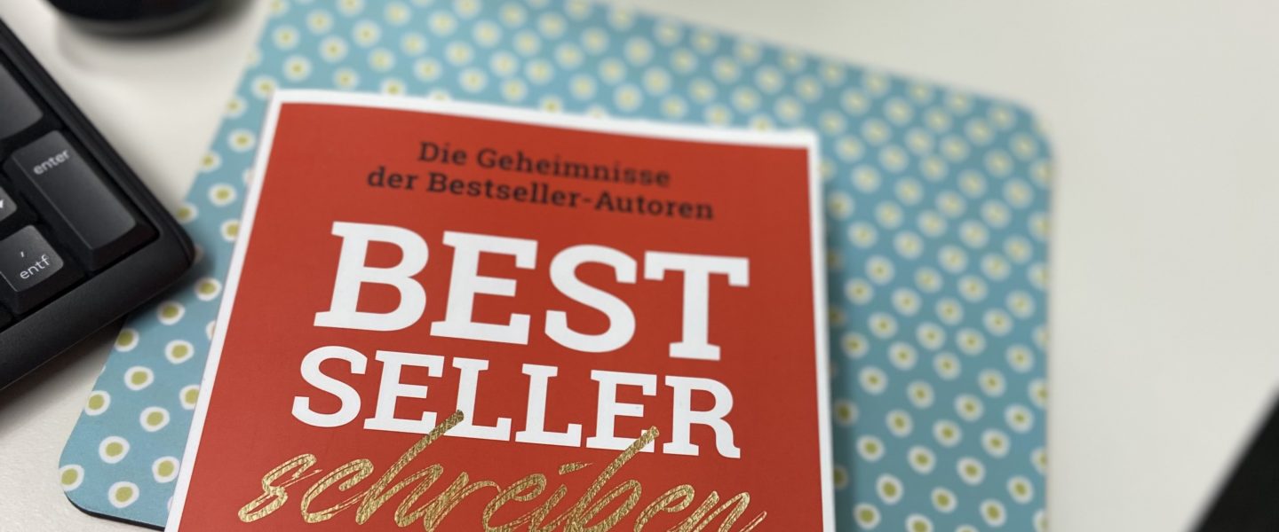 „Bestseller schreiben wie Fitzek, Link, Adler-Olsen u.v.m.“ von Jurenka Jurk, erschienen bei BoD ᵘⁿᵇᵉᶻᵃʰˡᵗᵉ ᵂᵉʳᵇᵘⁿᵍ, ᴿᵉᶻᵉⁿˢⁱᵒⁿˢᵉˣᵉᵐᵖˡᵃʳ