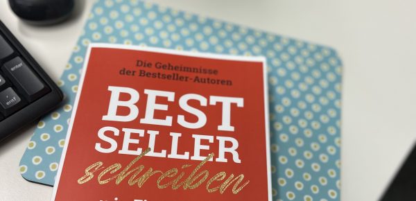 „Bestseller schreiben wie Fitzek, Link, Adler-Olsen u.v.m.“ von Jurenka Jurk, erschienen bei BoD ᵘⁿᵇᵉᶻᵃʰˡᵗᵉ ᵂᵉʳᵇᵘⁿᵍ, ᴿᵉᶻᵉⁿˢⁱᵒⁿˢᵉˣᵉᵐᵖˡᵃʳ