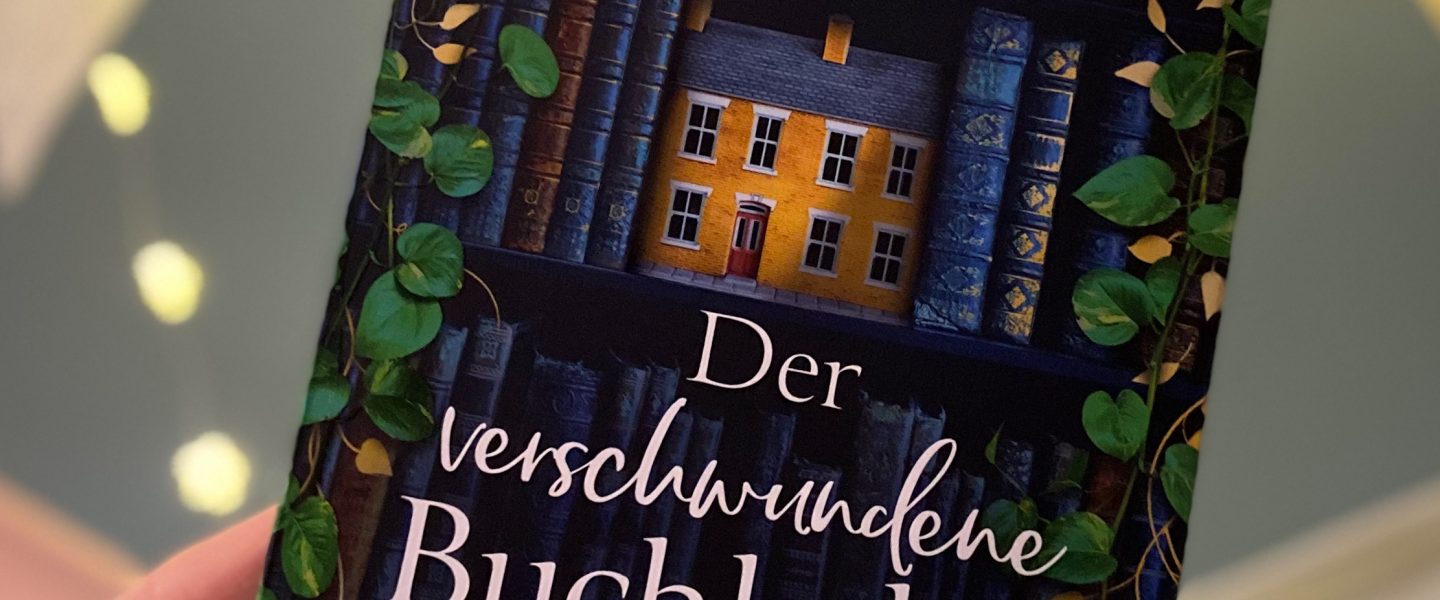 „Der verschwundene Buchladen“ von Evie Woods, erschienen beim Adrian Verlag ᵘⁿᵇᵉᶻᵃʰˡᵗᵉ ᵂᵉʳᵇᵘⁿᵍ, ᴿᵉᶻᵉⁿˢⁱᵒⁿˢᵉˣᵉᵐᵖˡᵃʳ