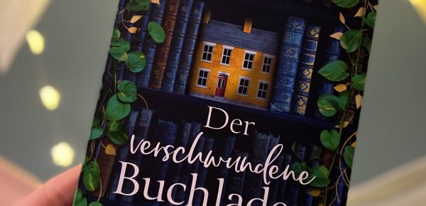 „Der verschwundene Buchladen“ von Evie Woods, erschienen beim Adrian Verlag ᵘⁿᵇᵉᶻᵃʰˡᵗᵉ ᵂᵉʳᵇᵘⁿᵍ, ᴿᵉᶻᵉⁿˢⁱᵒⁿˢᵉˣᵉᵐᵖˡᵃʳ
