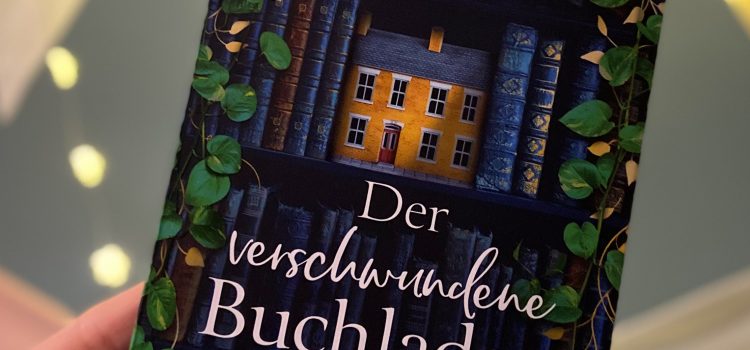 „Der verschwundene Buchladen“ von Evie Woods, erschienen beim Adrian Verlag ᵘⁿᵇᵉᶻᵃʰˡᵗᵉ ᵂᵉʳᵇᵘⁿᵍ, ᴿᵉᶻᵉⁿˢⁱᵒⁿˢᵉˣᵉᵐᵖˡᵃʳ