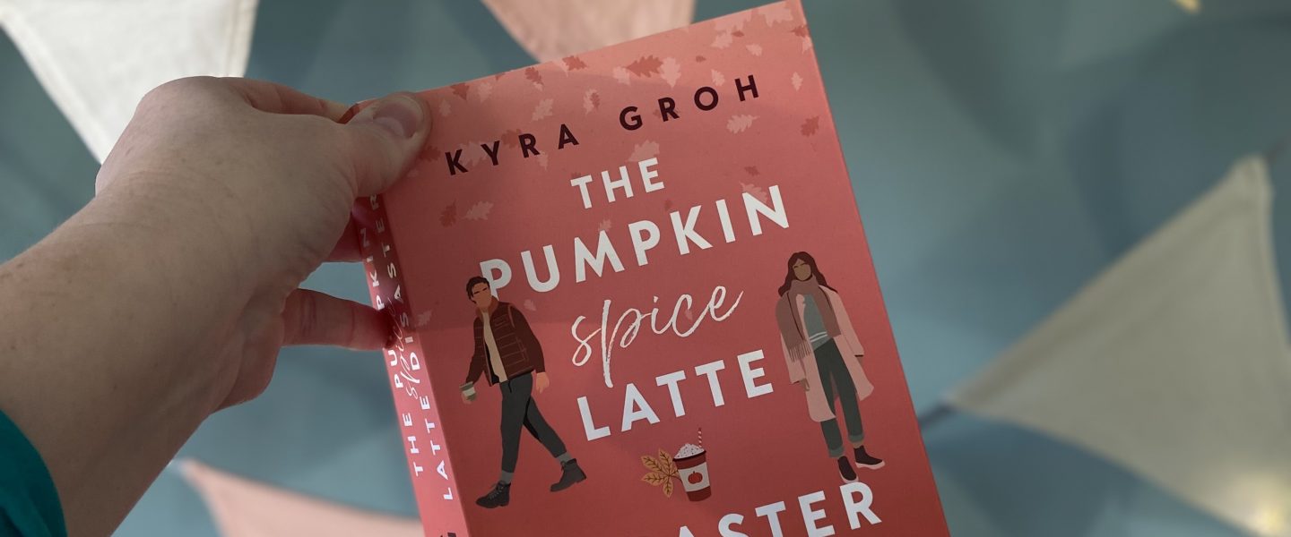 „The Pumpkin Spice Latte Disaster“ von Kyra Groh, erschienen bei Forever ᵘⁿᵇᵉᶻᵃʰˡᵗᵉ ᵂᵉʳᵇᵘⁿᵍ, ᴿᵉᶻᵉⁿˢⁱᵒⁿˢᵉˣᵉᵐᵖˡᵃʳ