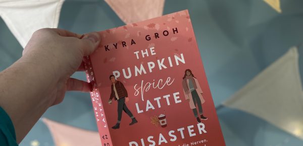 „The Pumpkin Spice Latte Disaster“ von Kyra Groh, erschienen bei Forever ᵘⁿᵇᵉᶻᵃʰˡᵗᵉ ᵂᵉʳᵇᵘⁿᵍ, ᴿᵉᶻᵉⁿˢⁱᵒⁿˢᵉˣᵉᵐᵖˡᵃʳ