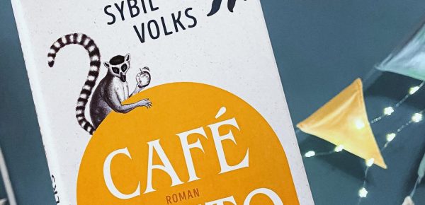 Rezension „ℂ𝕒𝕗é 𝔽𝕚𝕟𝕚𝕥𝕠“ – 𝕊𝕪𝕓𝕚𝕝 𝕍𝕠𝕝𝕜𝕤 – ℂ.𝔹𝕖𝕣𝕥𝕖𝕝𝕤𝕞𝕒𝕟𝕟 – 𝔼𝕋 𝟘𝟙.𝟙𝟘.𝟚𝟝