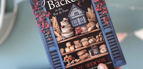 𝔻𝕚𝕖 𝕘𝕖𝕙𝕖𝕚𝕞𝕟𝕚𝕤𝕧𝕠𝕝𝕝𝕖 𝔹ä𝕔𝕜𝕖𝕣𝕖𝕚 𝕚𝕟 𝕕𝕖𝕣 ℝ𝕦𝕖 𝕕𝕖 ℙ𝕒𝕣𝕚𝕤 𝕧𝕠𝕟 𝔼𝕧𝕚𝕖 𝕎𝕠𝕠𝕕𝕤 (ü𝕓𝕖𝕣𝕤𝕖𝕥𝕫𝕥 𝕧𝕠𝕟 𝕀𝕧𝕠𝕟𝕟𝕖 𝕊𝕖𝕟𝕟), 𝕖𝕣𝕤𝕔𝕙𝕚𝕖𝕟𝕖𝕟 𝕓𝕖𝕚 𝔸𝕕𝕣𝕚𝕒𝕟