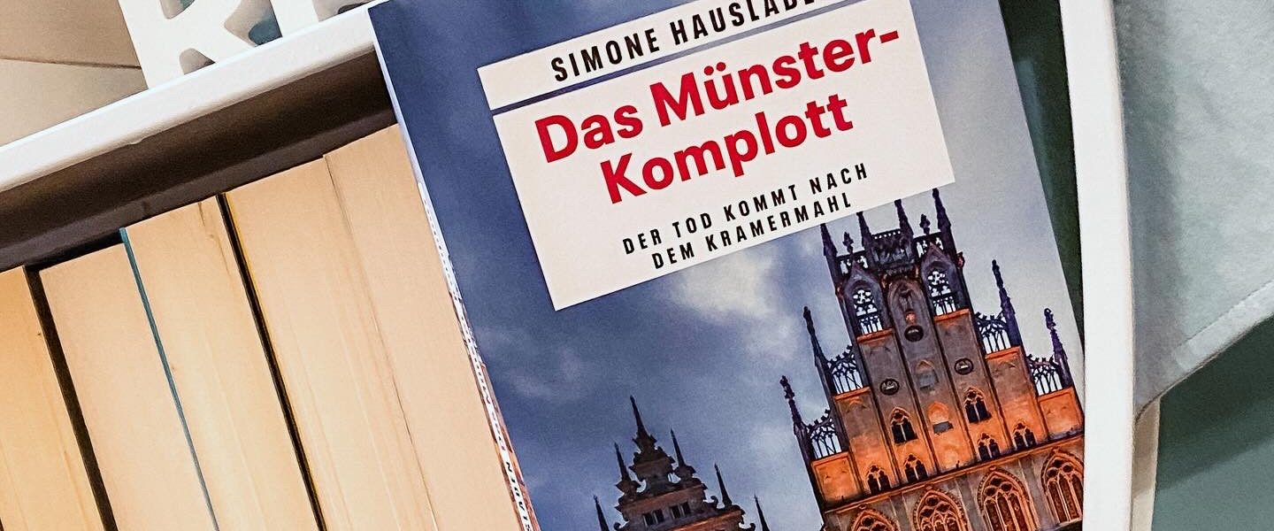 „Das Münster-Komplott — der Tod kommt nach dem Kramermahl“ von Simone Hausladen, erschienen bei Gmeiner ᵘⁿᵇᵉᶻᵃʰˡᵗᵉ ᵂᵉʳᵇᵘⁿᵍ