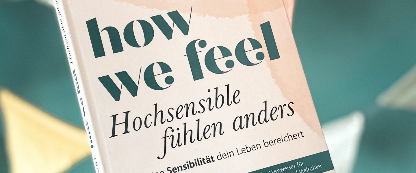 „how we feel — Hochsensible fühlen anders — Wie deine Sensibilität dein Leben bereichert“ von Chris Gust, erschienen im mvg Verlag ᵘⁿᵇᵉᶻᵃʰˡᵗᵉ ᵂᵉʳᵇᵘⁿᵍ, ᴿᵉᶻᵉⁿˢⁱᵒⁿˢᵉˣᵉᵐᵖˡᵃʳ