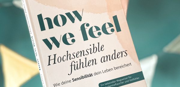 „how we feel — Hochsensible fühlen anders — Wie deine Sensibilität dein Leben bereichert“ von Chris Gust, erschienen im mvg Verlag ᵘⁿᵇᵉᶻᵃʰˡᵗᵉ ᵂᵉʳᵇᵘⁿᵍ, ᴿᵉᶻᵉⁿˢⁱᵒⁿˢᵉˣᵉᵐᵖˡᵃʳ