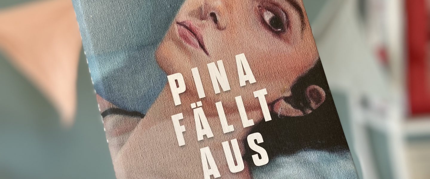 „Pina fällt aus“ von Vera Zischke, erschienen bei List ᵘⁿᵇᵉᶻᵃʰˡᵗᵉ ᵂᵉʳᵇᵘⁿᵍ, ᴿᵉᶻᵉⁿˢⁱᵒⁿˢᵉˣᵉᵐᵖˡᵃʳ