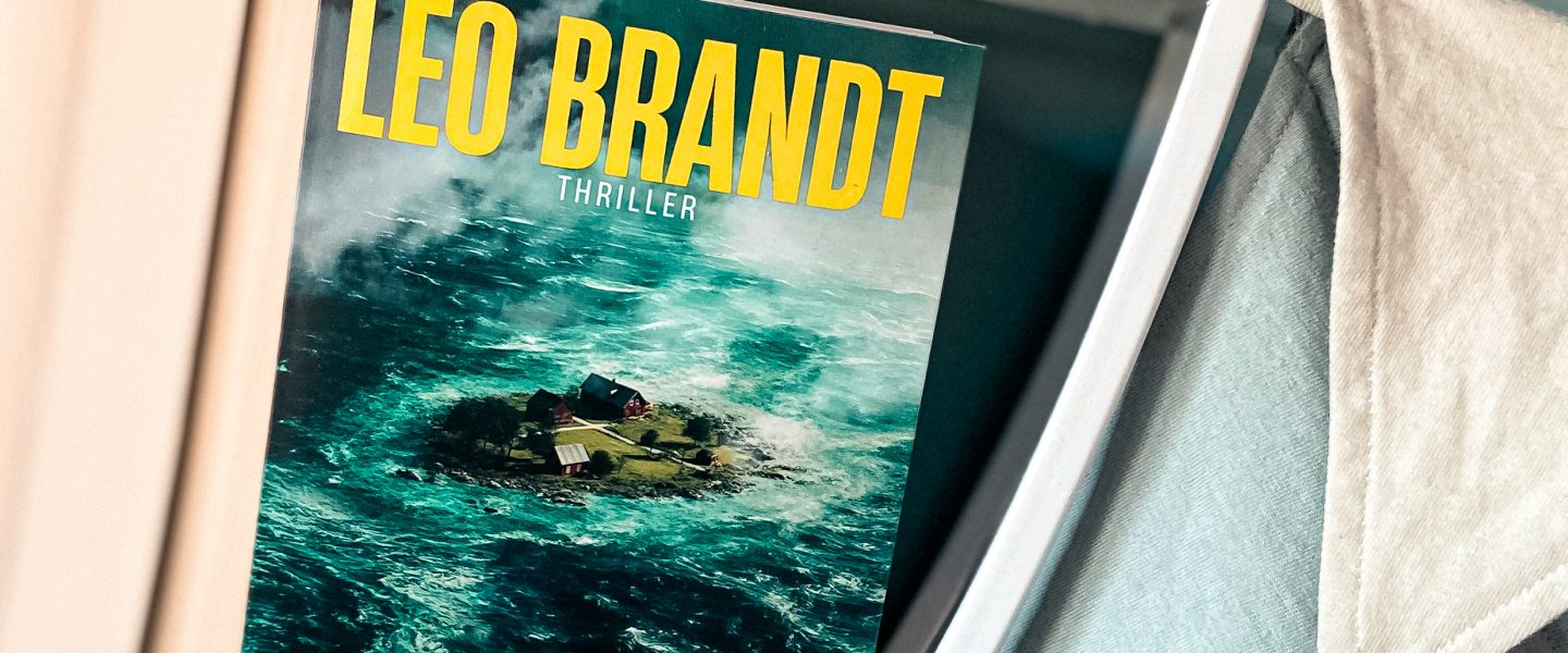 „Das Gehöft“ von Leo Brandt, erschienen bei dtv ᵘⁿᵇᵉᶻᵃʰˡᵗᵉ ᵂᵉʳᵇᵘⁿᵍ, ᴿᵉᶻᵉⁿˢⁱᵒⁿˢᵉˣᵉᵐᵖˡᵃʳ