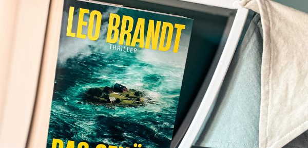 „Das Gehöft“ von Leo Brandt, erschienen bei dtv ᵘⁿᵇᵉᶻᵃʰˡᵗᵉ ᵂᵉʳᵇᵘⁿᵍ, ᴿᵉᶻᵉⁿˢⁱᵒⁿˢᵉˣᵉᵐᵖˡᵃʳ