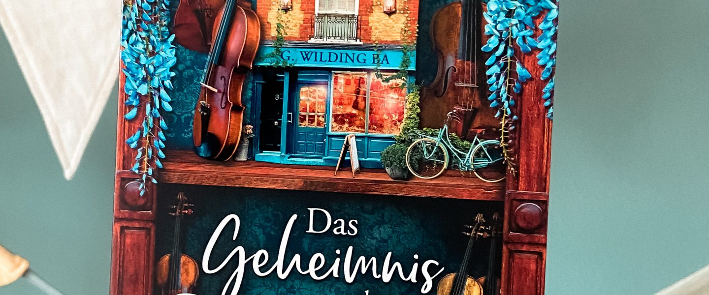 „Das Geheimnis des Geigenbauers“ von Evie Woods (Ü: Ivonne Senn), erschienen im Adrian Verlag (unbezahlte Werbung, Rezensionsexemplar)