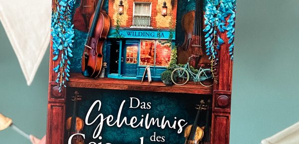 „Das Geheimnis des Geigenbauers“ von Evie Woods (Ü: Ivonne Senn), erschienen im Adrian Verlag (unbezahlte Werbung, Rezensionsexemplar)