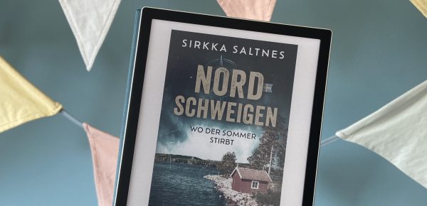 „Nordschweigen — Wo der Sommer stirbt“ von Sirkka Saltnes, erschienen im Selbstverlag (unbezahlte Werbung, Rezensionsexemplar)
