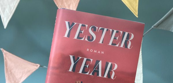 „Yesteryear“ von Caro Claire Burke, übersetzt von Dietlind Falk und Lisa Kögeböhn, erschienen bei Heyne (unbezahlte Werbung, Rezensionsexemplar)